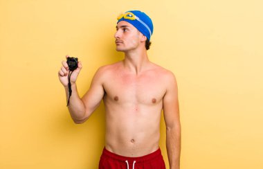 Profil görünümlü genç adam hayal mi kuruyor yoksa hayal mi kuruyor? yüzücü kavramı