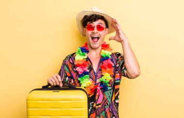 Genç yakışıklı adam ellerini havaya kaldırarak çığlık atıyor. Yaz tatili konsepti