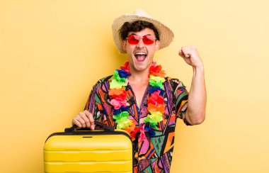 Genç yakışıklı adam sinirli bir ifadeyle agresif bir şekilde bağırıyor. Yaz tatili konsepti