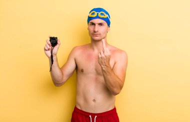 Genç yakışıklı, kızgın, sinirli, asi ve agresif hissediyor. yüzücü kavramı