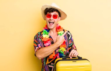 Genç yakışıklı adam heyecanlı ve şaşırmış görünüyor. Yaz tatili konsepti