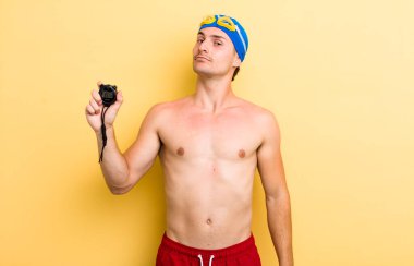 Genç yakışıklı adam kibirli, başarılı, pozitif ve gururlu görünüyor. yüzücü kavramı