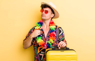 Genç yakışıklı adam kibirli, başarılı, pozitif ve gururlu görünüyor. Yaz tatili konsepti