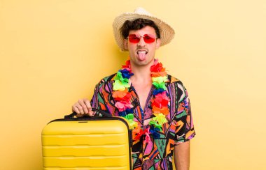 Genç yakışıklı adam iğreniyor, sinirleniyor ve dilini çıkarıyor. Yaz tatili konsepti