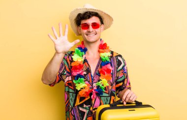 Genç yakışıklı adam gülümsüyor ve arkadaş canlısı görünüyor, beş numarayı gösteriyor. Yaz tatili konsepti