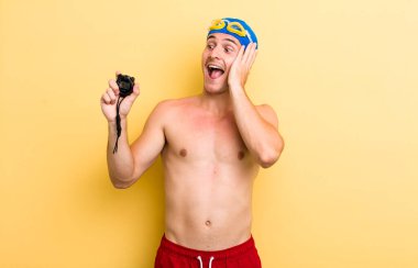 Genç yakışıklı adam mutlu, heyecanlı ve şaşırmış hissediyor. yüzücü kavramı