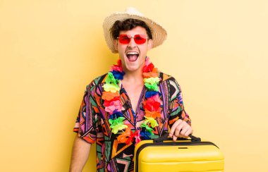 Genç yakışıklı adam agresif bir şekilde bağırıyor, çok kızgın görünüyor. Yaz tatili konsepti