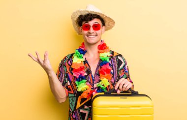 Genç yakışıklı adam kendini mutlu hissediyor, bir çözüm ya da fikir bulduğuna şaşırıyor. Yaz tatili konsepti