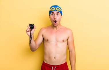 Genç ve yakışıklı adam çok şaşırmış ya da şaşkın görünüyor. yüzücü kavramı