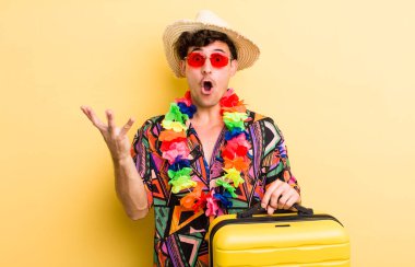 Genç yakışıklı adam inanılmaz bir sürprizle şaşkına dönmüş ve hayrete düşmüştü. Yaz tatili konsepti