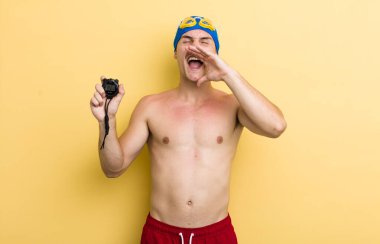 Genç yakışıklı adam kendini mutlu hissediyor, elleri ağzının kenarında bağırıyor. yüzücü kavramı