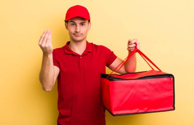 Genç yakışıklı adam kapiş ya da para hareketi yapıyor, sana ödemeni söylüyor. Pizza teslimatı kavramı