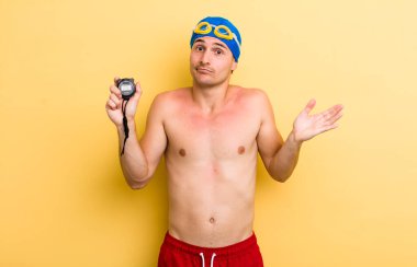 Genç yakışıklı adam şaşkın, şaşkın ve şüpheci hissediyor. yüzücü kavramı