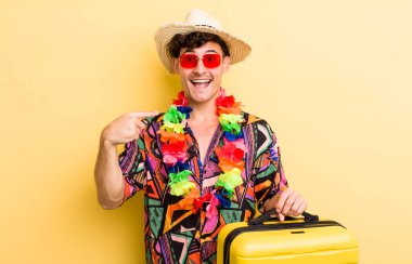 Genç yakışıklı adam kendini mutlu hissediyor ve heyecanla kendini işaret ediyor. Yaz tatili konsepti