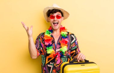 Genç yakışıklı adam kendini mutlu hissediyor ve inanılmaz bir şeye hayret ediyor. Yaz tatili konsepti