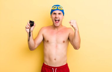 Genç yakışıklı adam sinirli bir ifadeyle agresif bir şekilde bağırıyor. yüzücü kavramı