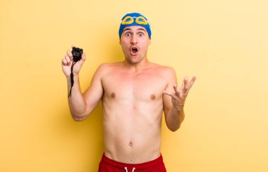 Genç yakışıklı adam inanılmaz bir sürprizle şaşkına dönmüş ve hayrete düşmüştü. yüzücü kavramı