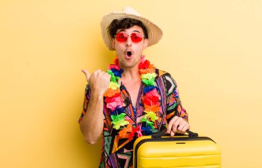 Genç ve yakışıklı bir adam inançsızlığa şaşırmış görünüyor. Yaz tatili konsepti