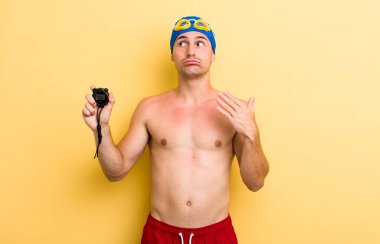 Genç yakışıklı, stresli, endişeli, yorgun ve hayal kırıklığına uğramış hissediyor. yüzücü kavramı