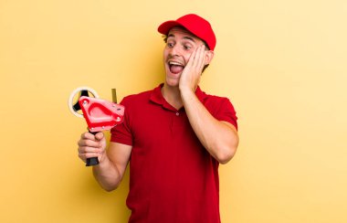 Genç yakışıklı adam mutlu, heyecanlı ve şaşırmış hissediyor. Packer employee kavramı