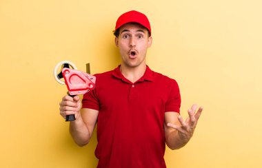 Genç yakışıklı adam inanılmaz bir sürprizle şaşkına dönmüş ve hayrete düşmüştü. Packer employee kavramı