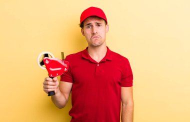 Genç yakışıklı üzgün ve ağlayan mutsuz bakışlı bir adam. Packer employee kavramı