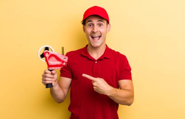 Genç yakışıklı adam heyecanlı ve şaşırmış görünüyor. Packer employee kavramı