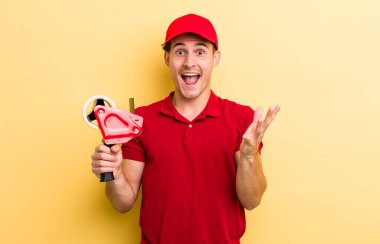 Genç yakışıklı adam kendini mutlu hissediyor ve inanılmaz bir şeye hayret ediyor. Packer employee kavramı