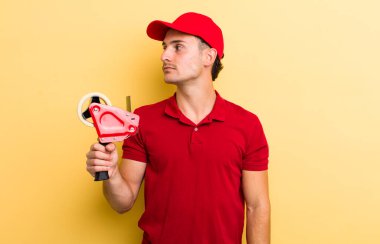 Profil görünümlü genç adam hayal mi kuruyor yoksa hayal mi kuruyor? Packer employee kavramı