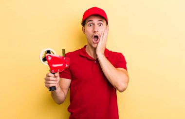 Genç ve yakışıklı adam şok olmuş ve korkmuş hissediyor. Packer employee kavramı