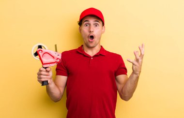 Genç ve yakışıklı adam şok olmuş ve şaşırmış hissediyor. Packer employee kavramı