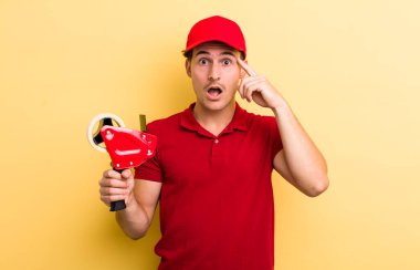 Genç yakışıklı adam şaşırmış görünüyor, yeni bir düşünce, fikir ya da konsept fark ediyor. Packer employee kavramı