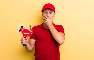 Genç ve yakışıklı adam elleri ile ağzını kapatıyor ve şoka giriyor. Packer employee kavramı