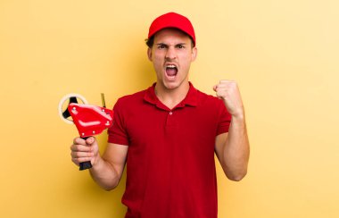 Genç yakışıklı adam sinirli bir ifadeyle agresif bir şekilde bağırıyor. Packer employee kavramı