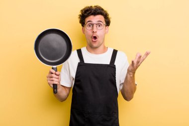 Genç yakışıklı adam inanılmaz bir sürprizle şaşkına dönmüş ve hayrete düşmüştü. Şefin tava konsepti.