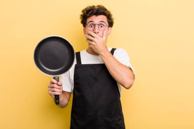 Genç ve yakışıklı adam elleri ile ağzını kapatıyor ve şoka giriyor. Şefin tava konsepti.