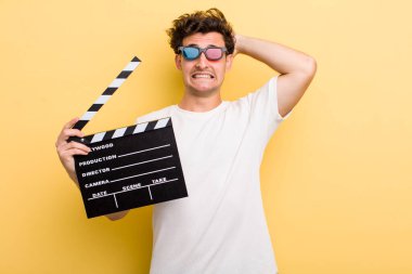 Genç ve yakışıklı adam stresli, endişeli ya da korkmuş, elleri başının üstünde. film konsepti