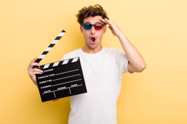 Genç yakışıklı adam mutlu, şaşkın ve şaşırmış görünüyor. film konsepti