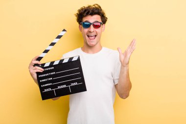 Genç yakışıklı adam kendini mutlu hissediyor ve inanılmaz bir şeye hayret ediyor. film konsepti