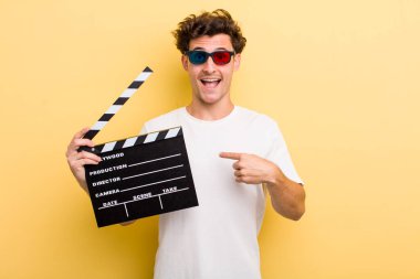 Genç yakışıklı adam kendini mutlu hissediyor ve heyecanla kendini işaret ediyor. film konsepti