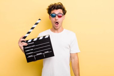 Genç ve yakışıklı adam çok şaşırmış ya da şaşkın görünüyor. film konsepti