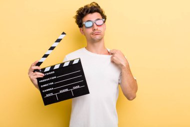 Genç yakışıklı, stresli, endişeli, yorgun ve hayal kırıklığına uğramış hissediyor. film konsepti