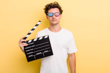 Genç yakışıklı adam üzgün, üzgün ya da kızgın hissediyor ve yana bakıyor. film konsepti