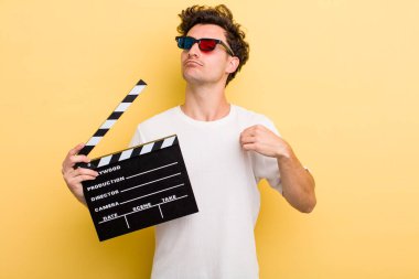 Genç yakışıklı adam kibirli, başarılı, pozitif ve gururlu görünüyor. film konsepti