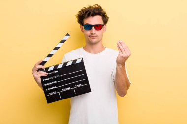 Genç yakışıklı adam kapiş ya da para hareketi yapıyor, sana ödemeni söylüyor. film konsepti