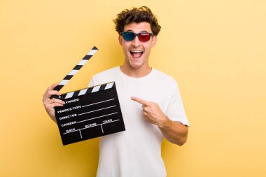 Genç yakışıklı adam heyecanlı ve şaşırmış görünüyor. film konsepti