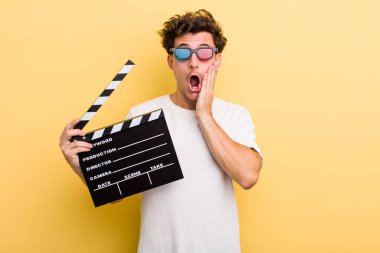 Genç ve yakışıklı adam şok olmuş ve korkmuş hissediyor. film konsepti