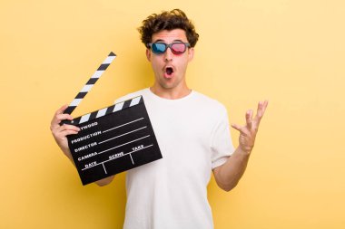 Genç yakışıklı adam inanılmaz bir sürprizle şaşkına dönmüş ve hayrete düşmüştü. film konsepti