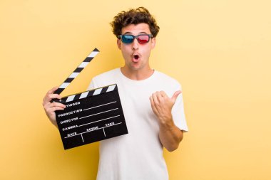 Genç ve yakışıklı bir adam inançsızlığa şaşırmış görünüyor. film konsepti