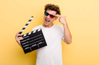 Genç yakışıklı adam mutsuz ve stresli görünüyor, intihar jesti silah işareti yapıyor. film konsepti